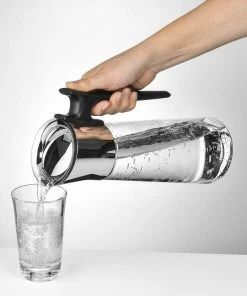 WMF Wasserkaraffe Mit Griff Basic Schwarz -WMF-Geschäft 06 1804 6040 006 bearbeitet l