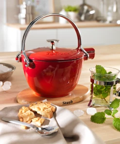 Staub Teekanne Und Wasserkessel Aus Gusseisen In Grenadine -WMF-Geschäft 10830 rgb 300dpi neu 4 l