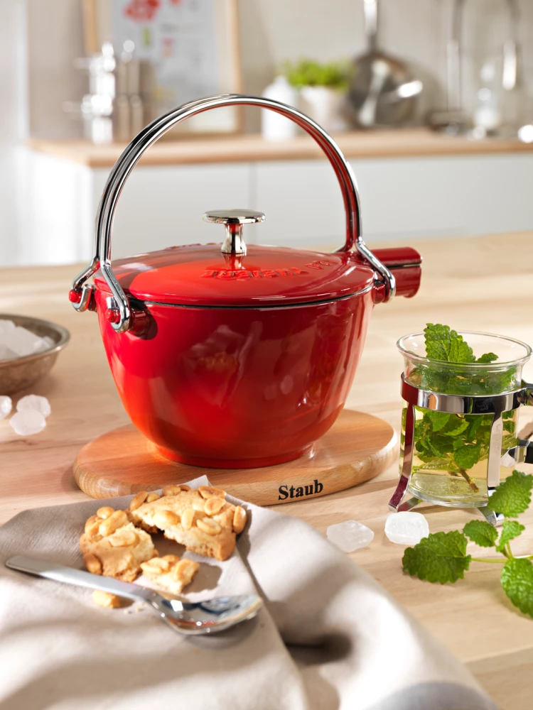 Staub Teekanne Und Wasserkessel Aus Gusseisen In Dunkelblau 4 Staub Teekanne Und Wasserkessel Aus Gusseisen In Dunkelblau – Bild 2