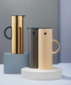 Stelton Isolierkanne EM77 1 L In Brass -WMF-Geschäft AD EM77 portrait ashx l